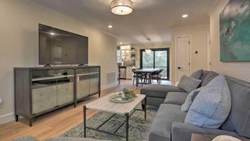 House (2 Bedrooms) | Living area