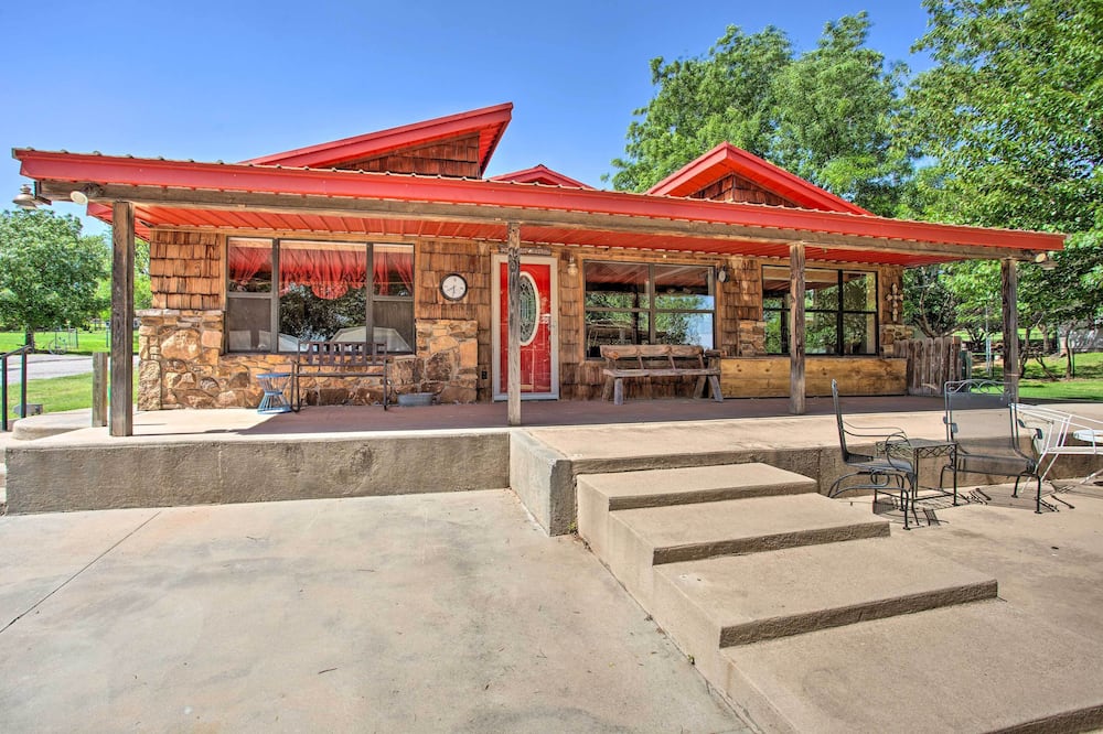 Rustic Home w/ Patio, 1 Mi to Sunset Beach! - Washita County, OK
