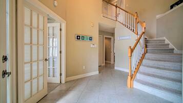 House (5 Bedrooms) | Interior