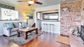 TV, perapian, dan buku