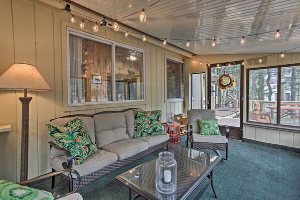 TV, fireplace, books - Blakeslee Hideaway w/ Lake Access: 3 Mi to Ski! (Blakeslee)