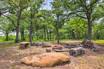 Charming Cameron Farm Retreat ~ 41 Mi to Tamu