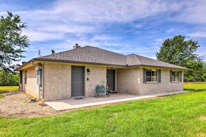 House (3 Bedrooms) | Interior - Charming Cameron Farm Retreat ~ 41 Mi to Tamu (Cameron)