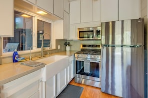 Microwave, oven, stovetop, dishwasher - Updated Three Rivers Vacation Rental w/ Gas Grill (Three Rivers)