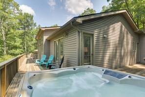 Terrace/patio - Spacious Mcgaheysville Home: Hot Tub & Pool Table! (McGaheysville)