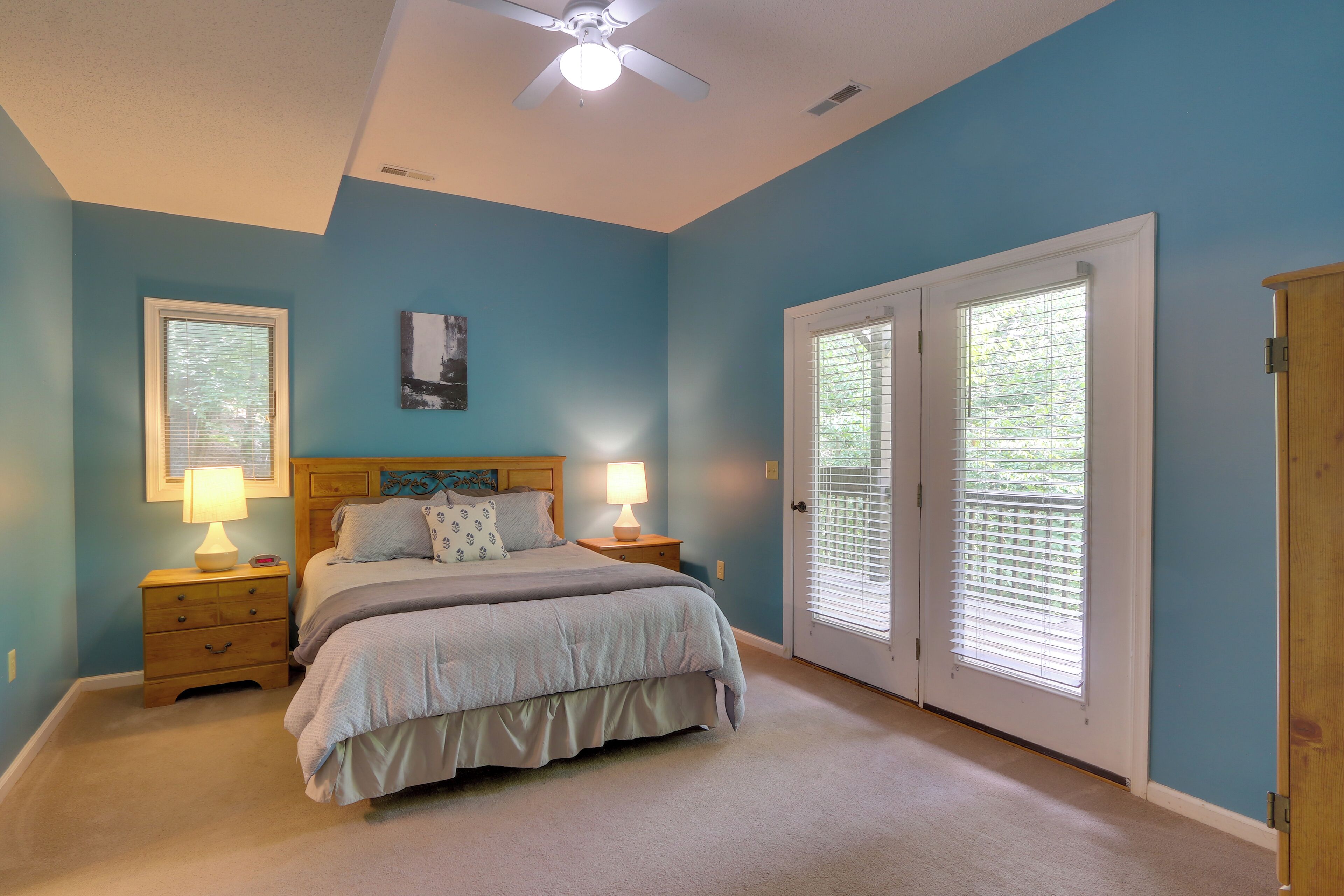 6 bedrooms, iron/ironing board, bed sheets