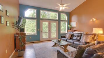 Flat-screen TV, fireplace, DVD player