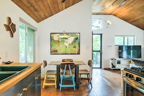 Interior - 2 Mi to Dtwn: Pet-friendly Austin Studio w/ Yard (Austin)