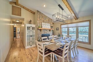 Interior - 2 Mi to Beech Mtn: Family Retreat w/ Fire Pit (Banner Elk)