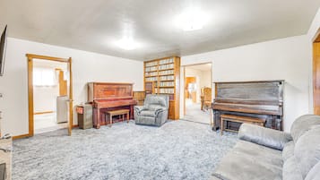 House (5 Bedrooms) | Interior