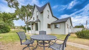 A two-story house with a large front yard and a round metal table with four chairs. - Charming Trinidad Home ~ 2 Mi to Main Street! (Trinidad)
