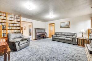 House (5 Bedrooms) | Interior