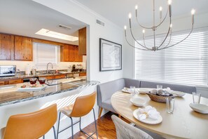 Apartment (2 Bedrooms) | Interior - Sunset-view Resort Condo on Lake Hamilton! (Hot Springs)