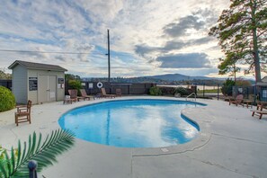 Apartment (2 Bedrooms) | Interior - Sunset-view Resort Condo on Lake Hamilton! (Hot Springs)