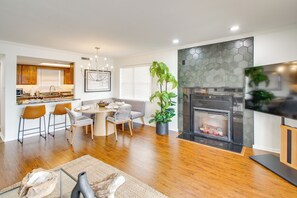 Apartment (2 Bedrooms) | Interior - Sunset-view Resort Condo on Lake Hamilton! (Hot Springs)