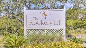 Placa de The Rookery III com um logotipo de um pássaro.