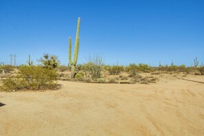 House (2 Bedrooms) | Interior - Secluded Marana Home w/ Viewing Decks + Privacy! (Marana)