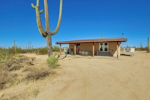 House (2 Bedrooms) | Interior - Secluded Marana Home w/ Viewing Decks + Privacy! (Marana)