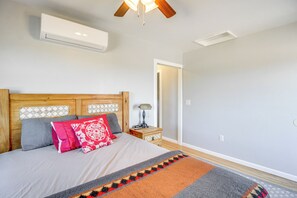 House (2 Bedrooms) | Interior - Secluded Marana Home w/ Viewing Decks + Privacy! (Marana)
