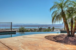 Une piscine avec vue sur un lac et des montagnes.