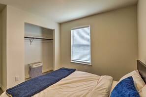 3 kamar tidur, setrika/meja setrika, dan tempat tidur bayi gratis