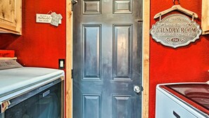 A laundry room with a sign indicating it is self-service and open 24 hours. - La Pine Hideaway Near Deschutes National Forest! (La Pine)