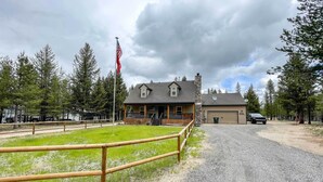 A two-story house with a porch, a garage, and a gravel driveway. - La Pine Hideaway Near Deschutes National Forest! (La Pine)