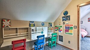 A study area with a desk, two chairs, and educational posters on the walls. - La Pine Hideaway Near Deschutes National Forest! (La Pine)