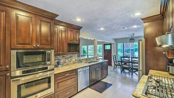 House (4 Bedrooms) | Private kitchen