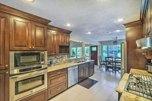 Private kitchen - Spacious Houston Home, Day Trip to Galveston! (Houston)