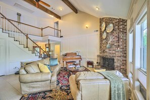 تلفزيون، مدفأة، كُتُب