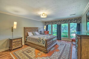 4 bedrooms, laptop workspace, iron/ironing board, free cots/infant beds - Spacious Houston Home, Day Trip to Galveston! (Houston)