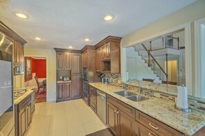 Private kitchen - Spacious Houston Home, Day Trip to Galveston! (Houston)