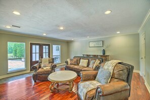 تلفزيون، مدفأة، كُتُب