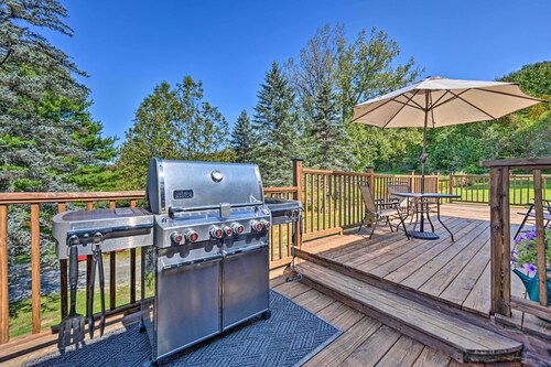 Cozy Apt w/ Hot Tub & Deck, 10 Mi to Stowe Resort!