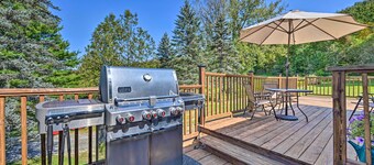 Cozy Apt w/ Hot Tub & Deck, 10 Mi to Stowe Resort!