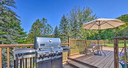 Cozy Apt w/ Hot Tub & Deck, 10 Mi to Stowe Resort!