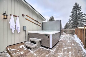 Apartment (2 Bedrooms) | Interior - Cozy Apt w/ Hot Tub & Deck, 10 Mi to Stowe Resort! (Stowe)