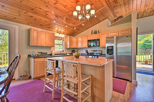 Cozy Apt w/ Hot Tub & Deck, 10 Mi to Stowe Resort!