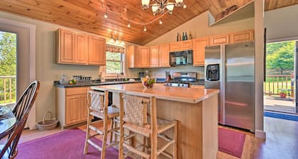 Cozy Apt w/ Hot Tub & Deck, 10 Mi to Stowe Resort!