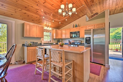 Cozy Apt w/ Hot Tub & Deck, 10 Mi to Stowe Resort!