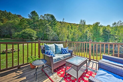 Cozy Apt w/ Hot Tub & Deck, 10 Mi to Stowe Resort!