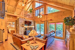 Interior - Luxury Mountain Cabin w/ Furnished Deck + Views! (Mount Lemmon)