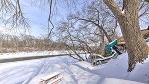 Un espacio exterior cubierto de nieve con una mesa de picnic y un tobogán.