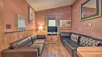 House (2 Bedrooms) | Living area