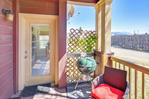 Walk to Main St! Ennis Townhome w/ Balcony