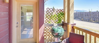 Walk to Main St! Ennis Townhome w/ Balcony