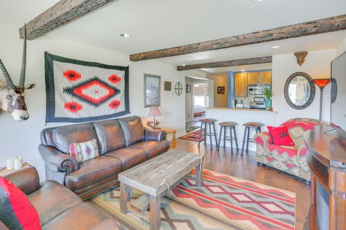 Walk to Main St! Ennis Townhome w/ Balcony