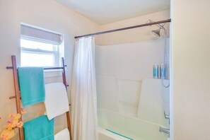 Apartment (2 Bedrooms) | Interior - Walk to Main St! Ennis Townhome w/ Balcony (Ennis)