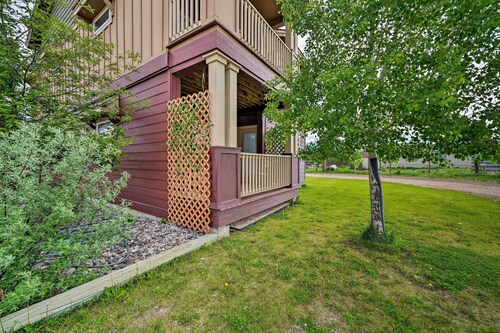 Walk to Main St! Ennis Townhome w/ Balcony